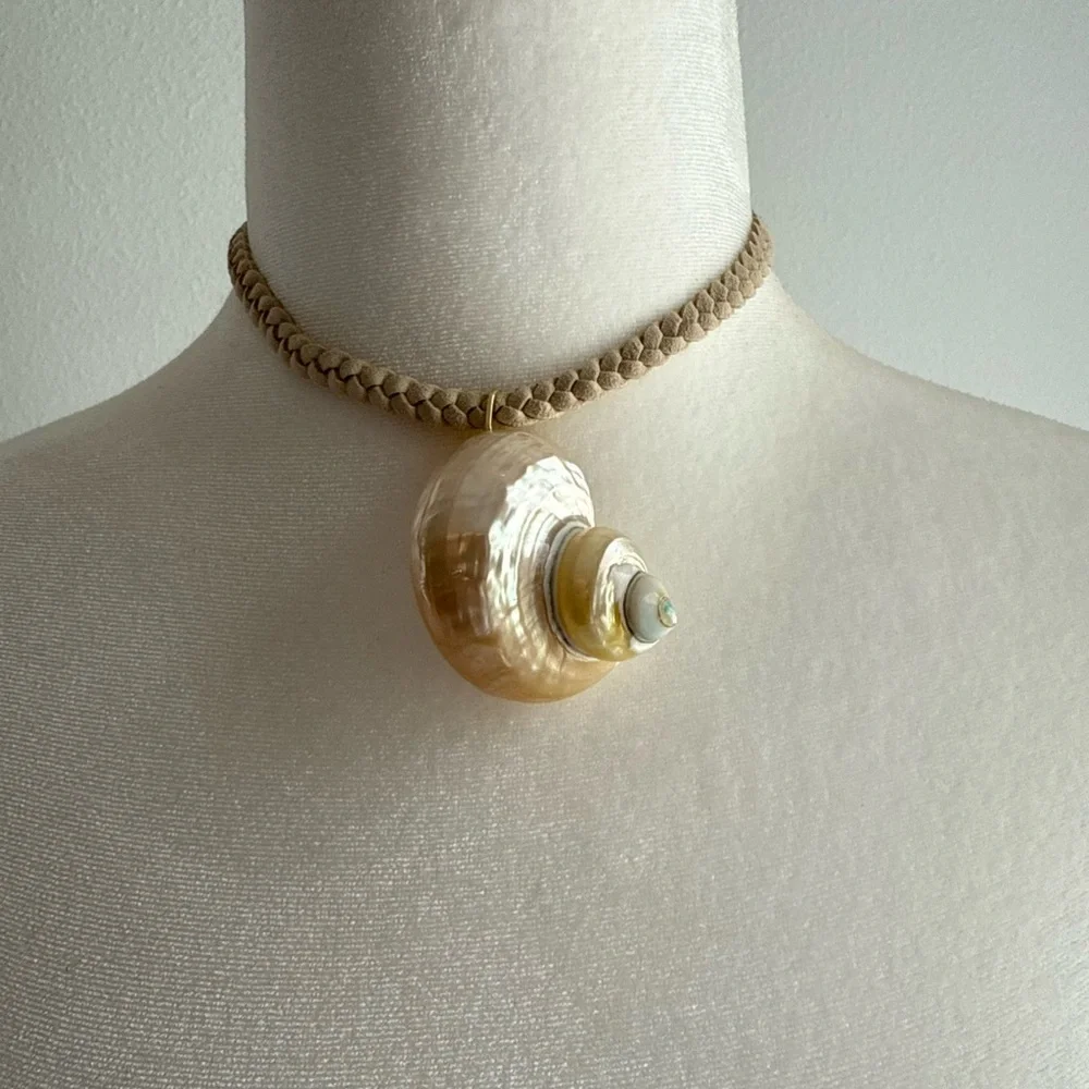 FREE PEOPLE x SERAFINA, SARA - Shell Choker in Neutral Ivory - Picture 3 of 11